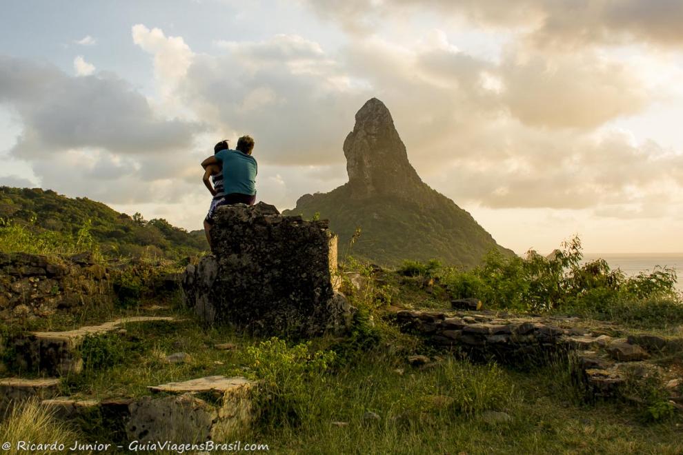 Imagem de casal abraçados admirando a natureza vista do Forte.